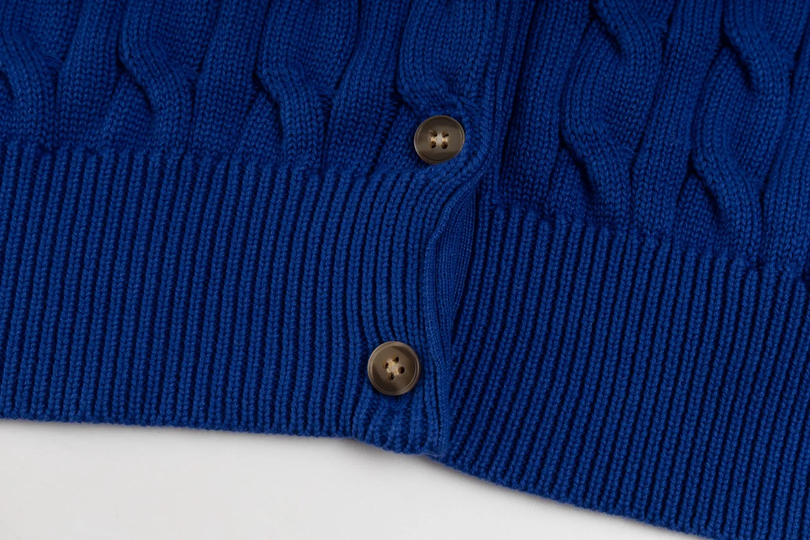 P230 #R93 RALPH LAUREN Ralph Lauren twelve colors classic small label embroidery logo seven-button knitted cable cardigan sweater for women, high-density LOGO embroidery on the chest, original customization of tag accessories. Made of pure cotton yarn, pure cotton is skin-friendly and comfortable, small label war horse embroidered twist button cardigan sweater 🐎 high quality, follow the blogger to learn how to wear it! Let’s buy a Ralph Lauren cable sweater. It’s a super hard-to-find series after it became popular. It’s hard to find one on the official website. It’s simple and practical to wear, with a lazy and loose feel. The thickened fabric has more texture, feels soft and delicate, and has a loose fit. Whether worn alone or layered, you can wear different styles of fashion with just one piece!   Size: